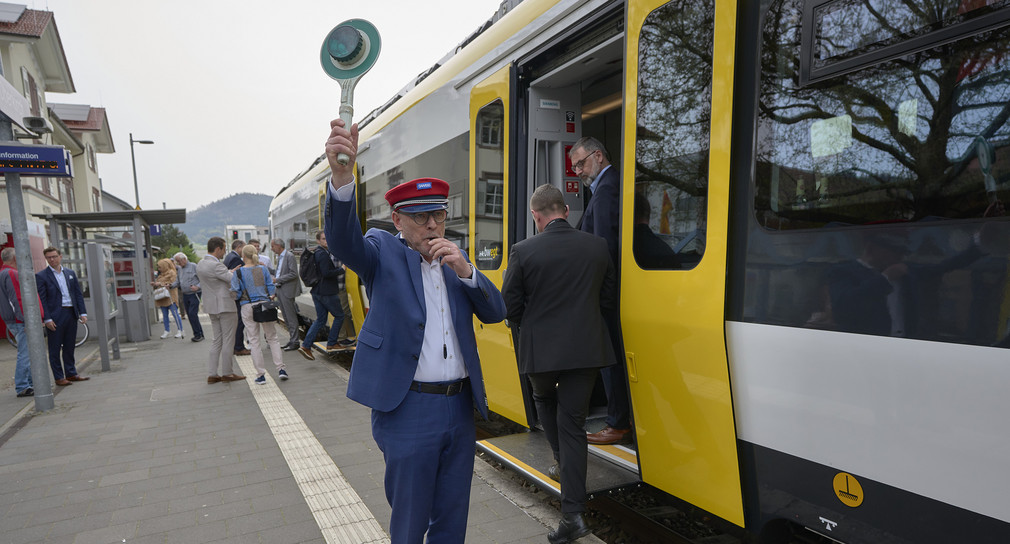 Verkehrsminister Winfried Hermann (Mitte) beim offiziellen Start der Batteriezüge Mireo Plus im Fahrgastbetrieb